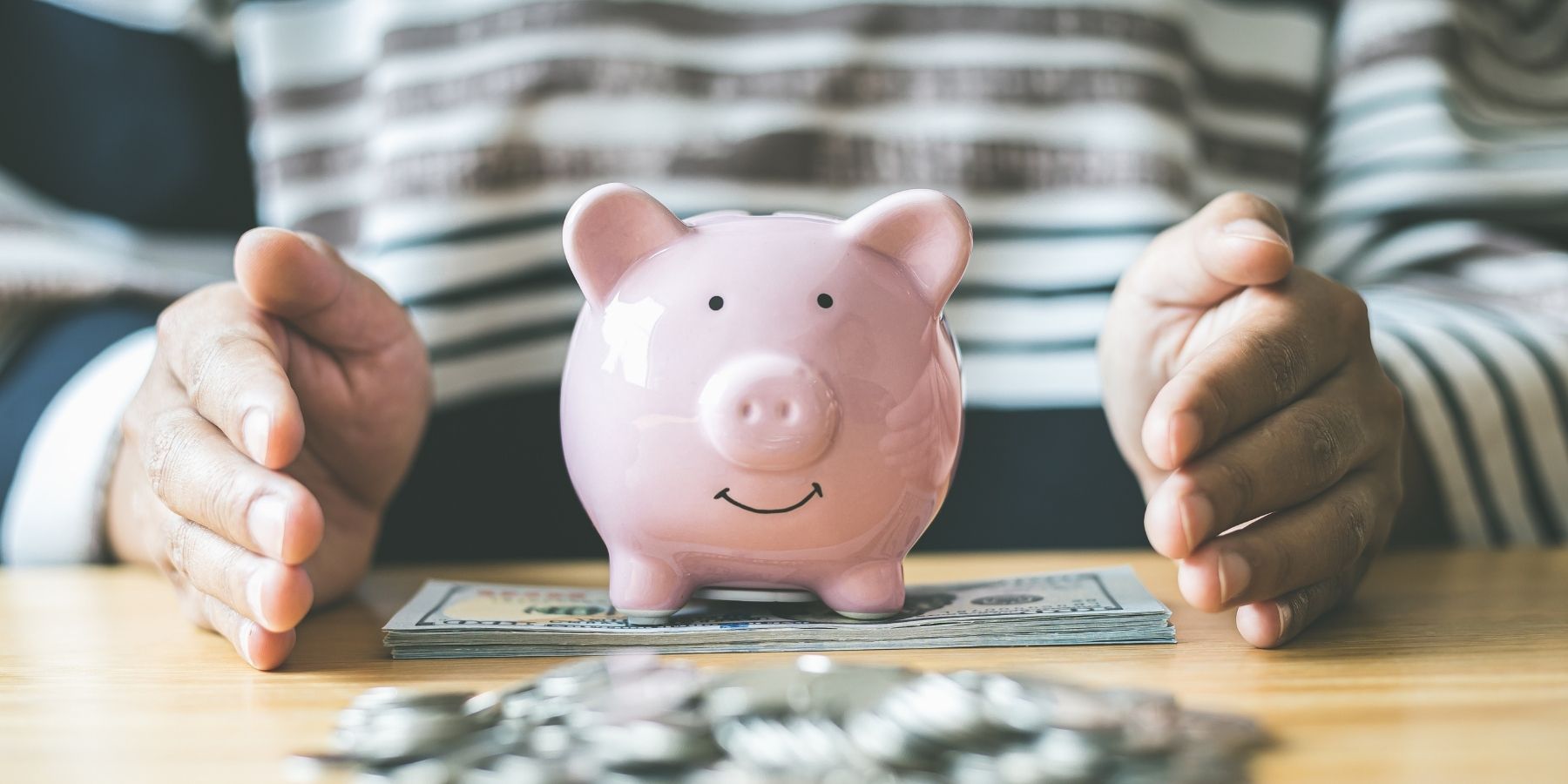 Gráficos e planilhas mostrando análise técnica de taxas de juros e fluxo de financiamento