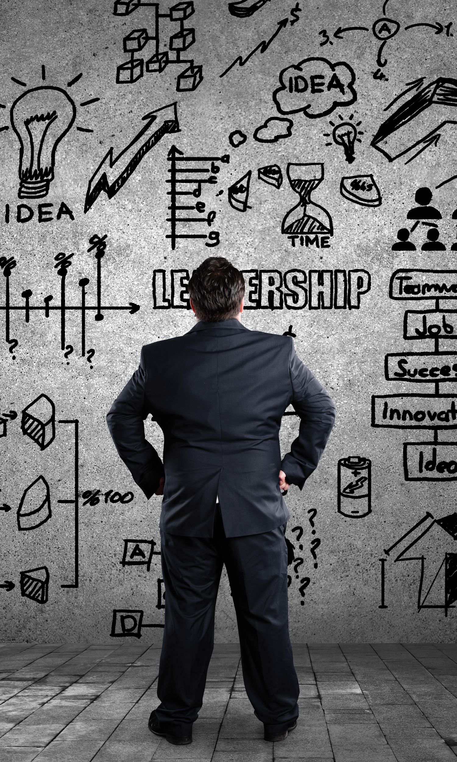 Executivos planejando estrutura de holding patrimonial familiar com organogramas e documentos