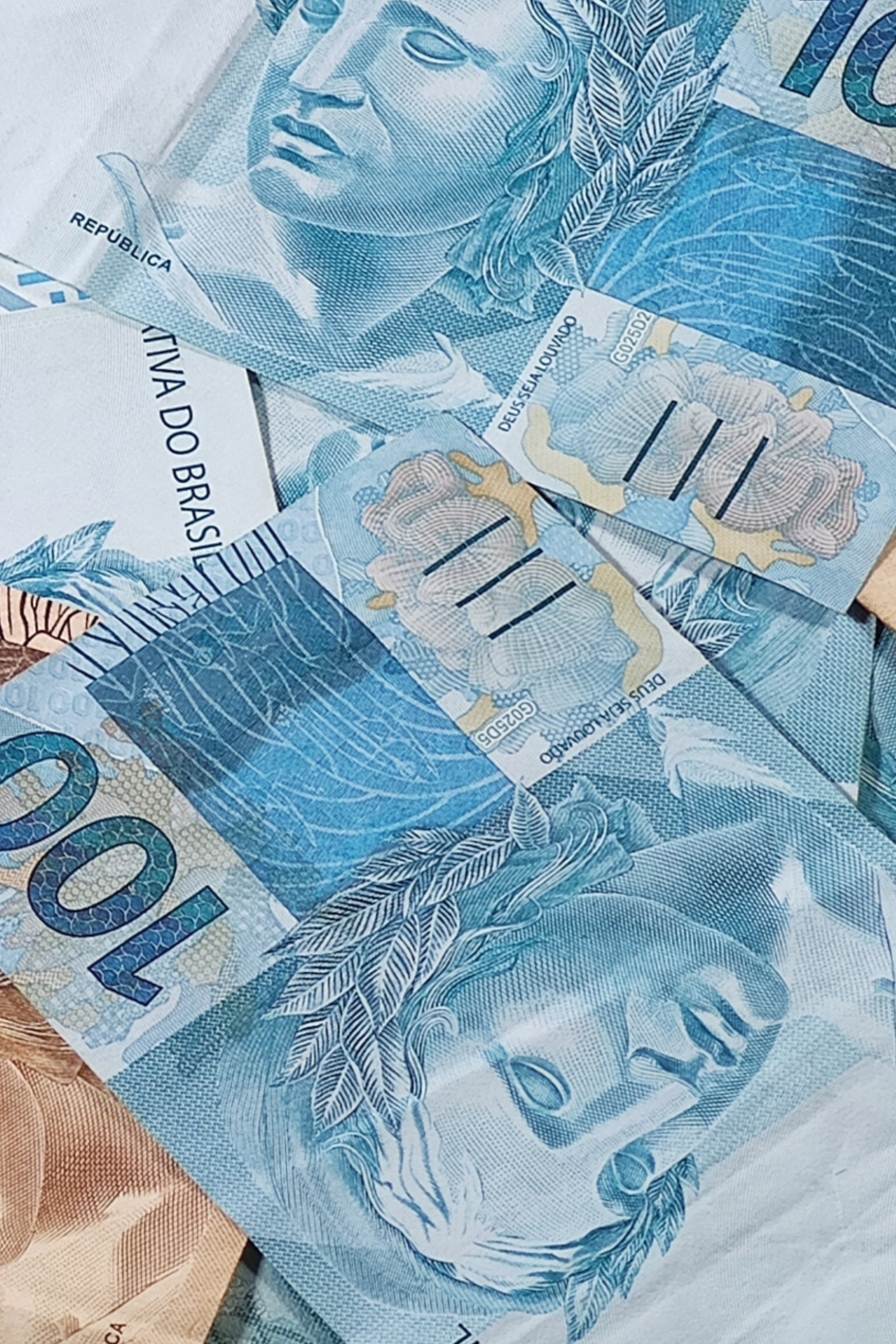 Contador revisando holerites e GPS para identificar contribuições INSS pagas acima do teto