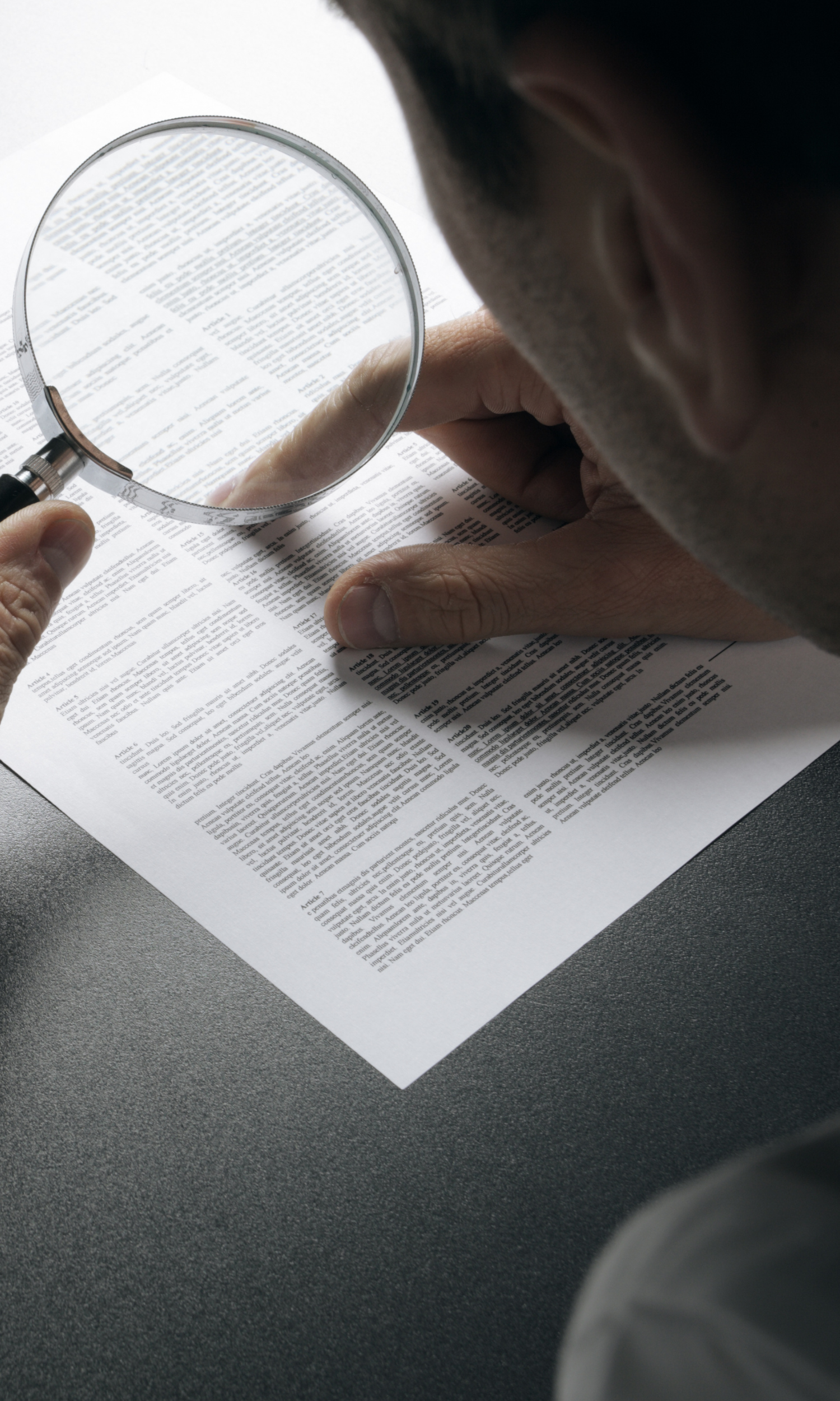 Advogado analisando minuciosamente cláusulas de contrato bancário e financiamento